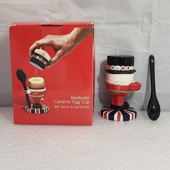 Beefeater Ceramic Egg Cup with Spoon & Salt Shaker - Picture 2 of 12